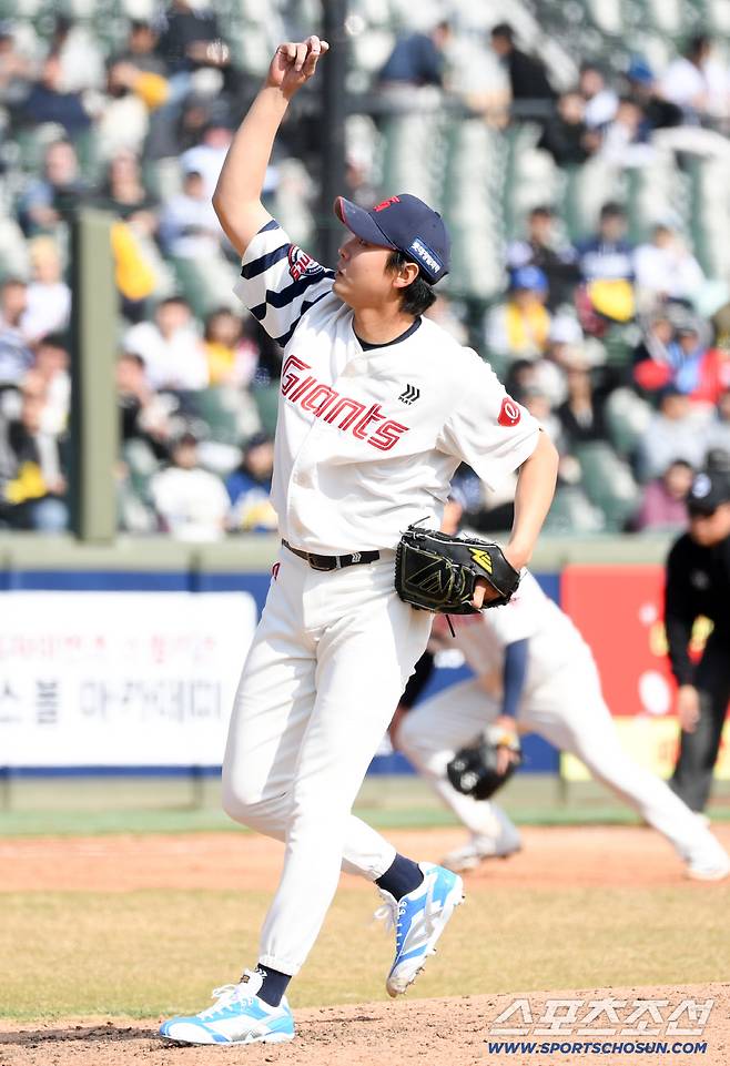 1사 만루 위기의 순간 더 침착하게 투구한 정철원.