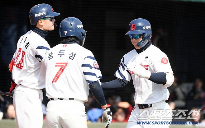 한 방이 필요한 순간 한태양의 동점포가 롯데 분위기를 끌어올렸다.