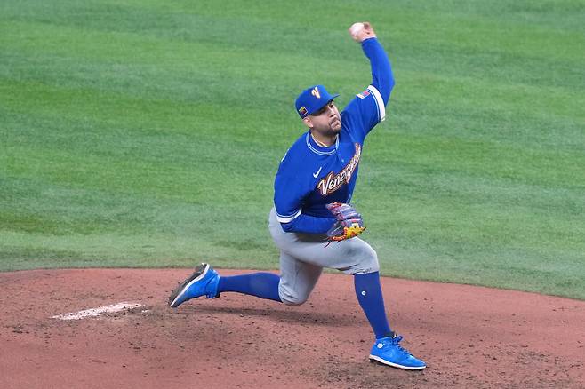 Venezuela's Enmanuel De Jesus delivers a pitch during the fourth inning of a World Baseball Classic quarterfinal game against Japan, Saturday, March 14, 2026, in Miami. (AP Photo/Marta Lavandier)
<저작권자(c) 연합뉴스, 무단 전재-재배포, AI 학습 및 활용 금지>
