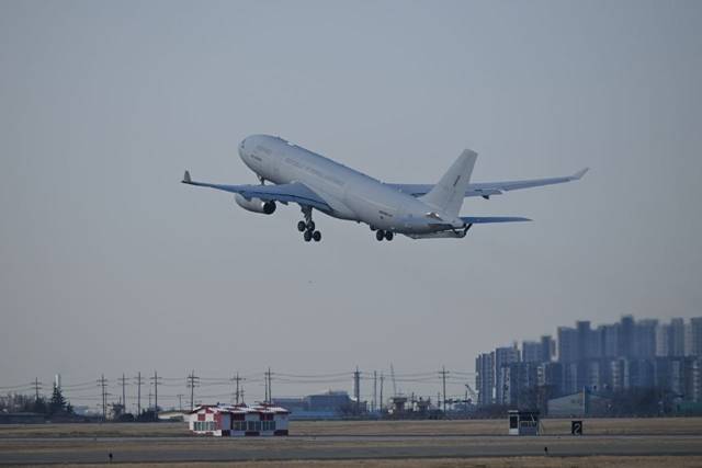 중동 정세 격화로 발길이 묶인 우리 국민 204명이 정부가 투입한 군 수송기를 타고 귀국한다. 정부는 이번 작전명을 '사막의 빛'(Desert Shine)으로 명명했다. 외교부는 "중동 지역의 우리 국민을 위해 빛을 밝히고 보호하겠다는 정부의 의지를 반영한 것"이라고 밝혔다. /외교부