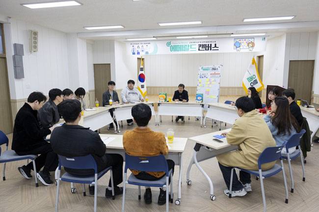 울릉군이 11일 7급 이하 실무 공무원을 대상으로 '제1회 에메랄드 캔버스'를 열고 군정 현안과 지역 발전 방향에 대한 다양한 의견을 공유하고 있다. /울릉군