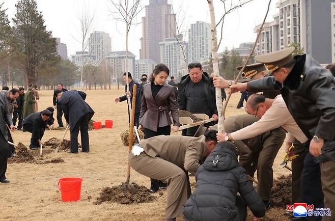 김정은 북한 국무위원장이 식수절(3월14일)을 맞아 14일 당정 간부들과 함께 나무를 심었다고 조선중앙통신이 15일 보도했다. 연합뉴스