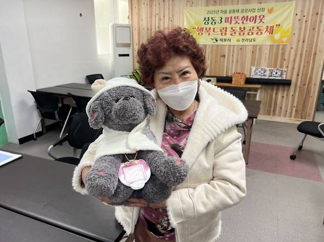 전라남도는 보건복지부의 2026년 사회서비스 취약지 공모사업에 선정돼 섬 지역을 중심으로 어르신에게 AI 기반 통합돌봄 서비스를 추진한다. 전남도 제공