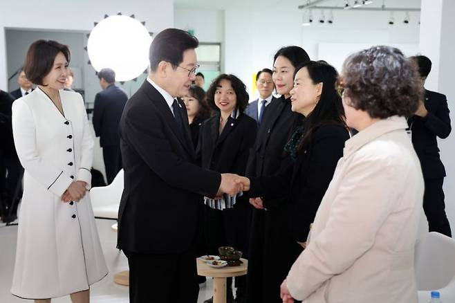 이재명 대통령과 김혜경 여사가 15일 경남 창원시 마산합포구 창동예술촌 아트센터에서 열린 창원 지역예술인과의 대화에서 참석자와 인사하고 있다. 2026.3.15 [청와대통신사진기자단] 연합뉴스