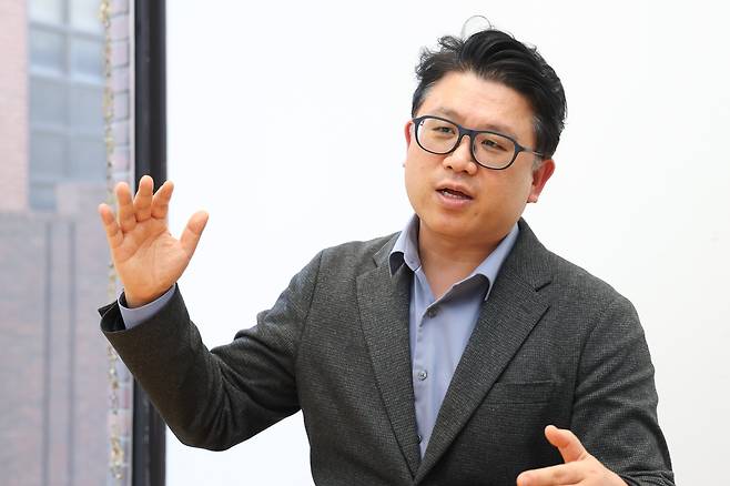 2022년 역저 '반도체 삼국지'로 경종을 울렸던 권석준 교수는 "중국은 반도체 굴기를 절대 포기할 수 없다"면서 "전 기술 영역에서 기술 업데이트 주기가 빨라지고 있어 10년 내 중국판 ASML이 등장할 가능성도 있다"고 말한다./고운호 기자