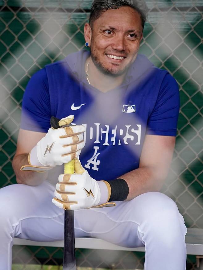 반 클리프 아펠 ‘빈티지 알함브라 네크리스 아게이트’와 이어링을 함께 착용한 LA 다저스의 미겔 로하스.