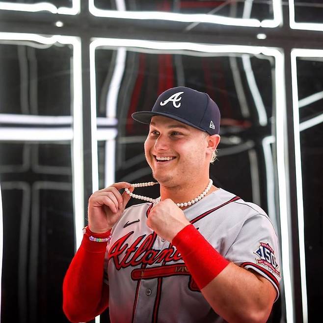 애틀란타 브레이브스 시절, 진주 목걸이를 착용하고 2021년 월드 시리즈 우승을 거머쥔 조크 패더슨. @yungjoc650