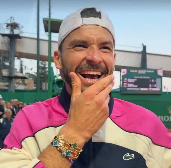 여러 개의 반클리프 아펠 ‘빈티지 알함브라 브레이슬릿’을 행운의 럭키 참으로 착용한 불가리아 테니스 스타 그레고르 디미트로프. @grigordimitrov