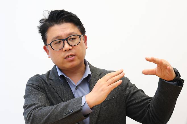 글로벌 반도체 패권 구도를 분석한 책 '반도체 삼국지'로 경종을 울렸던 성균관대 권석준 교수는 "AI 경제 국가 도약을 표방하고 있는 중국은 절대 반도체를 포기할 수 없다"면서 "전국가적인 노력으로 중국판 ASML(첨단 반도체 제조에 필수적인노광장비를 만들어내는 네덜란드 기업)을 만들어 낼 수도 있다"고 말한다./ 고운호 기자