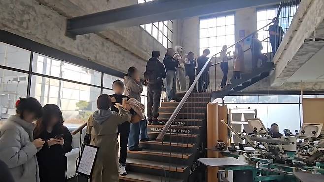 지난 12일 오전 11시쯤 서울 성동구 성수동의 한 카페에서 버터떡을 사기 위한 대기 줄이 이어졌다. 이날 버터떡을 구매하기 위해서는 1시간 이상 기다려야 했다. /황채영 기자