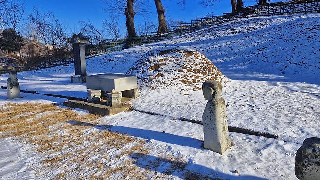충남 아산시 영인면 고균길(고균은 김옥균의 호) 41의 김옥균 묘. 김옥균의 양자인 아산군수 김영진이 1914년 9월 일본 도쿄 아요야마에서 김옥균의 옷과 머리카락을 가져와 묘를 조성했다. 부인 유씨도 이곳에 합장됐다. 김재근 선임기자