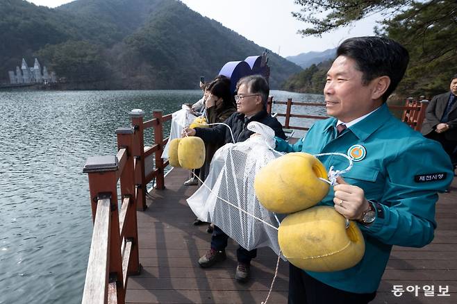 제천시는 11일 공어 수정란 160만 개를 비룡담저수지에 풀어 넣었다. 제천시 제공
