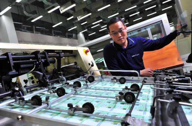조폐공사 화폐본부 직원이 은행권 인쇄공정을 세심히 점검하고 있다. [조폐공사 제공]