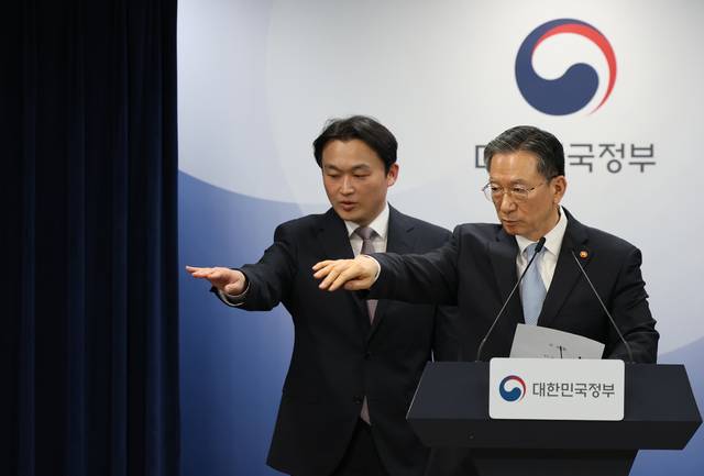 정성호(오른쪽) 법무부 장관이 지난 3월 14일 정부서울청사에서 쉰들러 국제투자분쟁 승소 관련 브리핑을 하기 위해 관계자들을 단상으로 부르고 있다. 법무부는 스위스에 본사를 둔 승강기업체 쉰들러 홀딩 아게(Schindler Holding AG)가 한국 정부를 상대로 제기한 국제투자분쟁(ISDS)에서 우리가 승소했다고 밝혔다.[연합뉴스 사진]