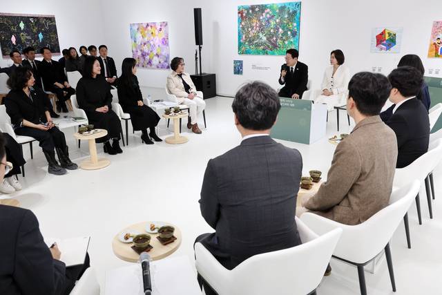 이재명 대통령과 김혜경 여사가 15일 경남 창원시 마산합포구 창동예술촌 아트센터에서 창원 지역예술인과 차담회를 하고 있다.  [연합뉴스]