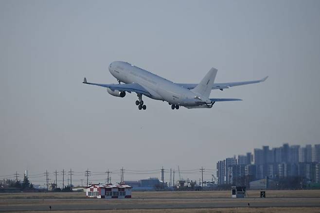 14일 중동 재외국민 귀국 지원 작전 '사막의 빛(Desert Shine)' 임무를 위해 공군 공중급유기(KC-330)가 김해기지에서 이륙하고 있다. 국방부 제공