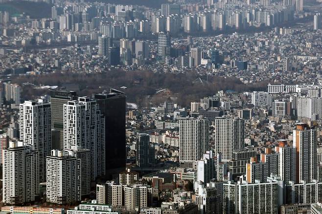 지난달 2일 서울 송파구 롯데월드타워 전망대 서울스카이에서 바라본 서울 시내 아파트 등 집합건물의 모습. 뉴시스