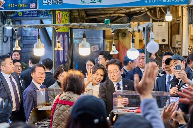 이재명 대통령과 김혜경 여사가 15일 경남 창원시 성산구 반송시장을 찾아 시민들과 인사하고 있다. 청와대 제공