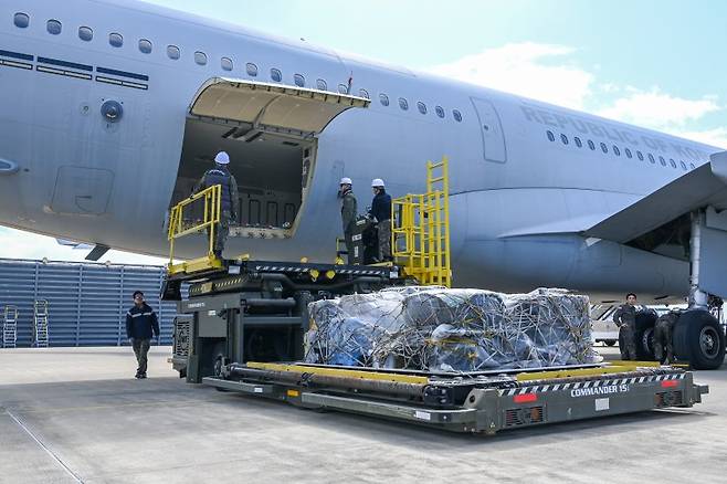 공군 제5공중기동비행단 임무요원들이 지난 13일 '사막의 빛' 작전에 앞서 항공기 부품 및 정비도구와 국민들을 위한 편의용품 등 임무에 필요한 물자들을 공군 공중급유기(KC-330)에 싣고 있다. 뉴시스