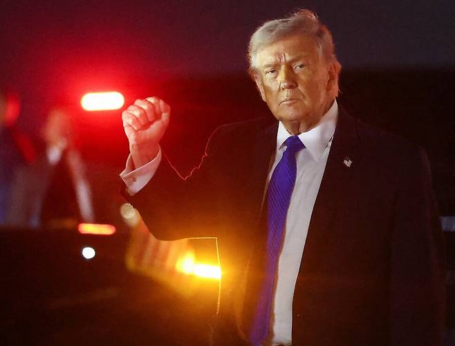 도널드 트럼프 미국 대통령이 2026년 3월13일 미국 플로리다주 웨스트팜비치 국제공항에서 에어포스원에서 내린 후 손짓하고 있다. 로이터=연합뉴스