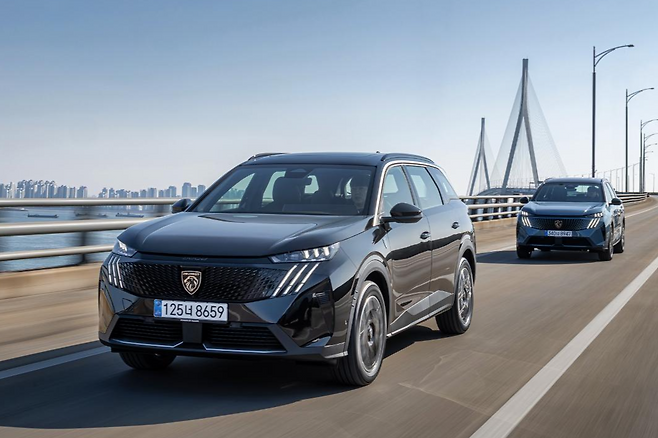 김포~강화 구간을 주행하고 있는 푸조 올 뉴 5008 스마트 하이브리드. 전면부의 완전히 새로워진 프런트 그릴, 플로팅 타입 엠블럼, 주간주행등이 멋스럽게 조화를 이룬다. 스텔란티스 코리아 제공