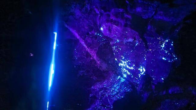 2022년 1월 25일 강원 영월군 상동읍 알몬티대한중석 갱구 내에서 '미네랄라이트'를 비춰 발견한 텅스텐(흰색 물질)의 모습. 한국일보 자료사진