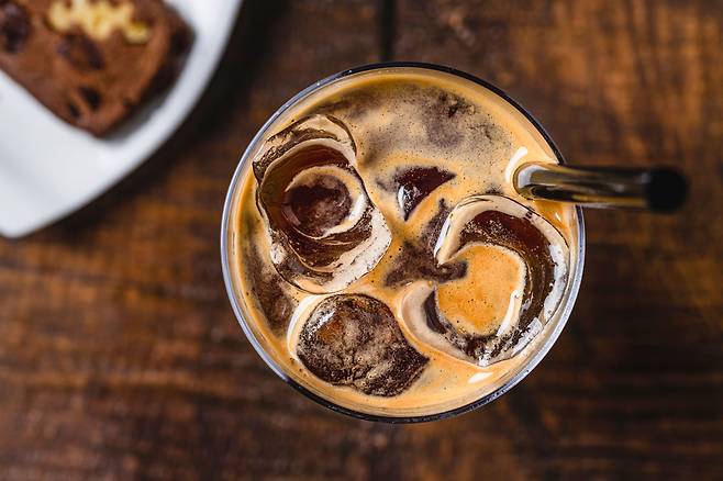 전문가들은 커피 섭취 시간을 조금 늦추는 것이 오히려 각성 효과를 높인다고 말한다./사진=게티이미지뱅크