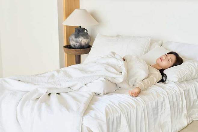 잘못된 수면 자세는 척추와 관절에 부담을 줘 허리 통증이나 목 뻣뻣함 등 근골격계 문제를 일으킬 수 있다./사진=게티이미지뱅크