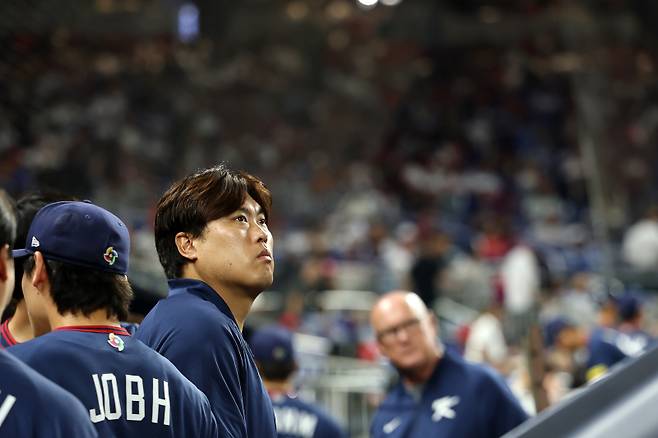 <yonhap photo-4367="">13일(현지시간) 미국 플로리다주 마이애미 론디포파크에서 열린 월드베이스볼클래식(WBC) 대한민국 대 도미니카공화국 준준결승전. 5회 말이 끝난 후 한국 류현진이 그라운드를 바라보고 있다. <저작권자 ⓒ 1980~2026 ㈜연합뉴스. 무단 전재 재배포 금지, AI 학습 및 활용 금지></yonhap>