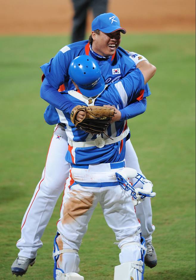 2008.08.15 베이징=올림픽사진공동취재단. 15일 저녁 베이징 우커송야구장에서 열린 올림픽 야구 한국 대 캐나다의 경기. 선발 등판해 완봉승을 거둔 류현진의 포수 진갑용의 품에 안겨 환호하고 있다.