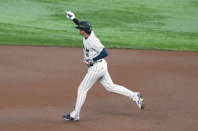 <yonhap photo-3020=""> Japan's Shohei Ohtani run the bases as he hits a single home run during the first inning against Venezuela of a World Baseball Classic quarterfinal game, Saturday, March 14, 2026, in Miami. (AP Photo/Marta Lavandier)/2026-03-15 10:55:38/ <저작권자 ⓒ 1980~2026 ㈜연합뉴스. 무단 전재 재배포 금지, AI 학습 및 활용 금지></yonhap>