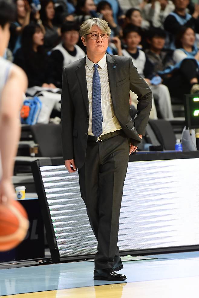 손창환 소노 감독이 15일 고양소노아레나에서 열린 삼성과의 2025~26 LG전자 프로농구 정규리그 경기 중 코트를 지켜보고 있다. 사진=KBL