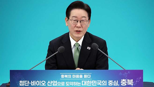 이재명 대통령이 13일 충북 청주오스코에서 열린 '충북의 마음을 듣다' 타운홀미팅 간담회에서 발언하고 있다