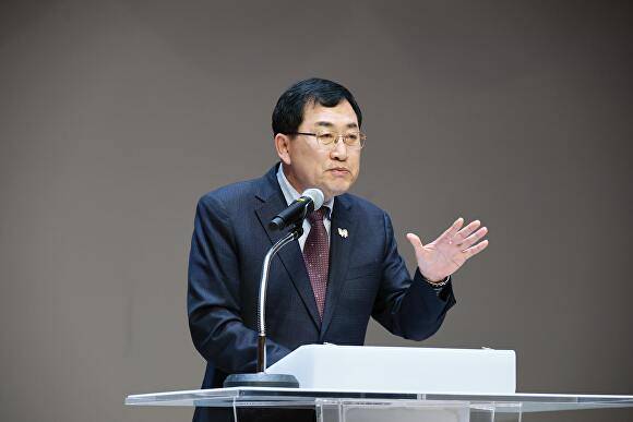 지난 13일 주낙영 경주시장이 서라벌문화회관에서 열린 'SMR 1호기 경주 유치 시민설명회'에서 시민들에게 SMR 1호기 유치 추진 배경과 의미를 설명하고 있다. [사진=경주시청]