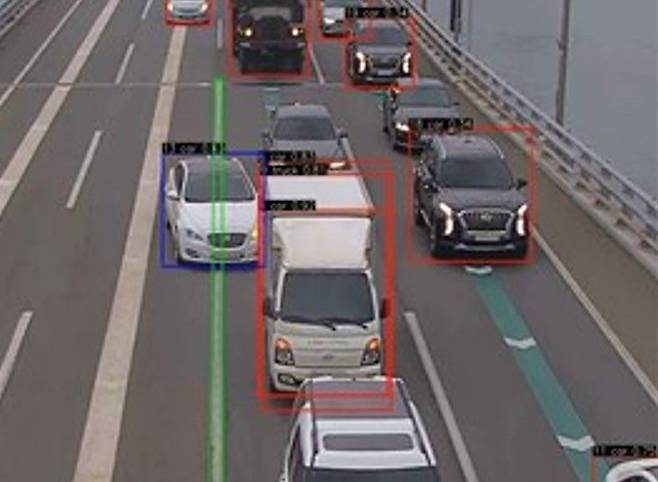 부산 광안대교에 설치된 AI 단속 장비는 차량 움직임을 실시간으로 분석해 끼어들기를 단속한다. 사진 부산시설공단
