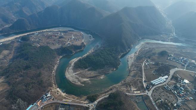 청령포는 삼면이 강으로 둘러싸이고 뒤로는 '육육봉' 암벽에 가로막힌 천혜의 감옥을 방풀케 한다.