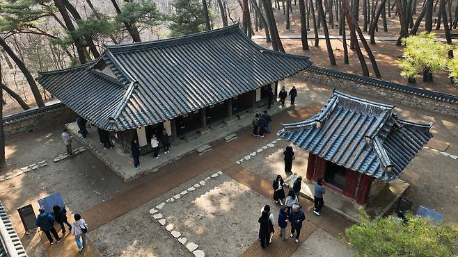 단종어소(왼쪽)와 단묘재본부시유지비.