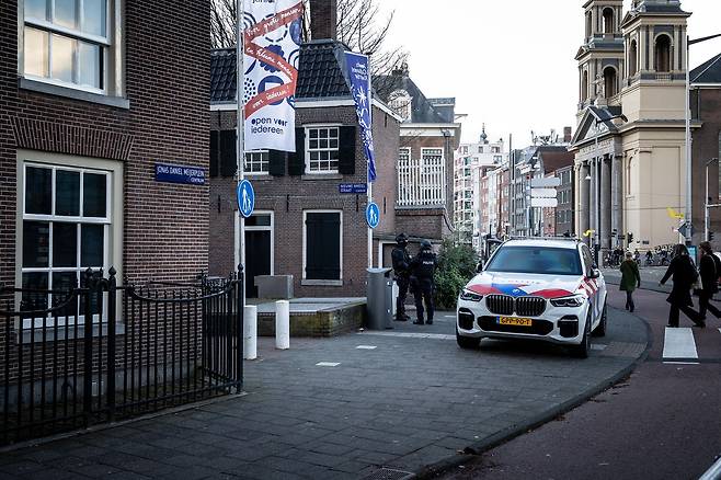 14일(현지시간) 폭발 사건이 발생한 네덜란드 암스테르담의 한 유대인 학교에서 헬멧을 쓴 경찰들이 경계 근무를 서고 있다. EPA=연합뉴스