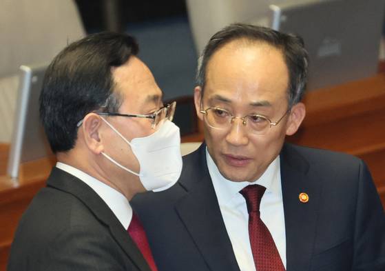 대구시장에 출마한 주호영 의원과 추경호 의원. 연합뉴스