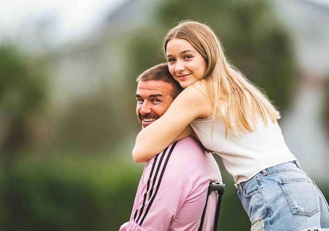 잉글랜드 축구선수 데이비드 베컴(왼)과 그의 막내딸 하퍼 베컴(오)./사진='mrsbllnghm' X 캡처