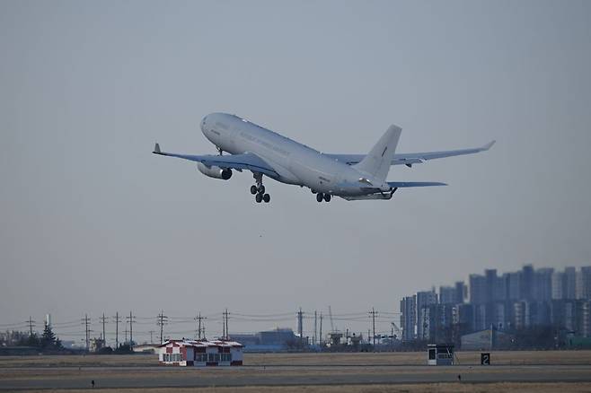 한국 공군의 KC-330 시그너스가 14일(현지시간) 사우디아라비아 리야드에서 한국인 200여명을 태우고 이륙하고 있다. 외교부 제공