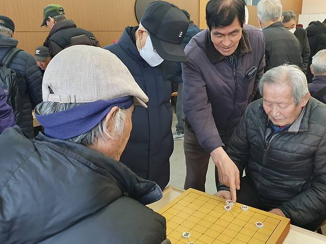 3월 13일 오후 서울 종로구 어르신 전용 여가 공간인 ‘탑골 어르신 문화놀이터’에서 노인들이 훈수를 받으며 장기를 두고 있는 모습. 김은성