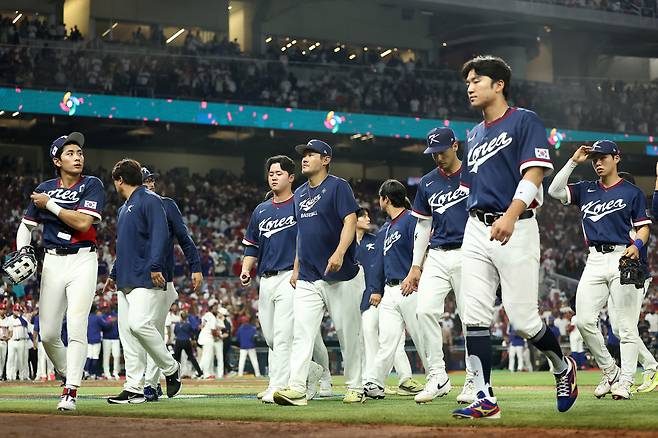 벽은 높았다 한국 야구대표팀 선수들이 지난 14일 미국 플로리다주 마이애미 론디포파크에서 열린 월드베이스볼클래식(WBC) 8강전에서 도미니카공화국에 7회 콜드게임 패배를 당해 탈락한 뒤 무거운 표정으로 그라운드를 나서고 있다. 마이애미 | 연합뉴스