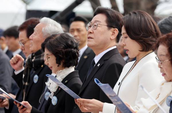 이재명 대통령과 참석자들이 15일 경남 창원시 마산회원구 국립 3·15 민주 묘지에서 열린 제66주년 3·15의거 기념식에서 3·15의거 노래를 제창하고 있다. 2026.3.15 [청와대통신사진기자단]
