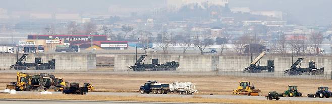 Empty Patriot missile launchers situated at Osan Air Base in Pyeongtaek, Gyeonggi, on March 11. Reports indicate the United States has transferred six Terminal High Altitude Area Defense launchers from Seongju, North Gyeongsang, to the Middle East, following an earlier redeployment of PAC-3 Patriot interceptors. [NEWS1]