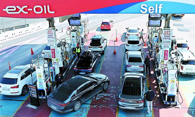 Cars line up at a gas station in Seocho District, southern Seoul, on March 13. The South Korean government implements a temporary fuel price cap system the same day for the first time in nearly 30 years to help ease cost burdens amid supply concerns over the ongoing Middle East crisis. [NEWS1]