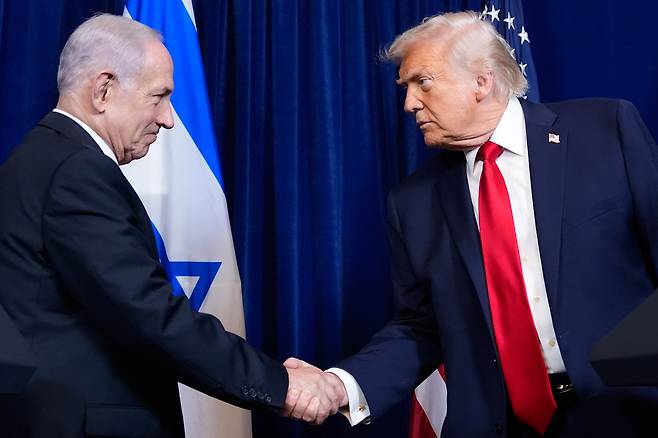 U.S. President Donald Trump, right, shakes hands with Israeli Prime Minister Benjamin Netanyahu during a news conference at Mar-a-Lago, Florida, Dec. 29, 2025. [AP/YONHAP]