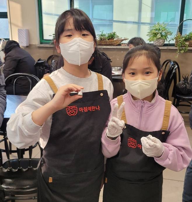 최근 서울 중구 아침애만나 무료급식소를 찾은 수아양과 동생 아인양이 봉사를 마치고 함께 찍은 사진.