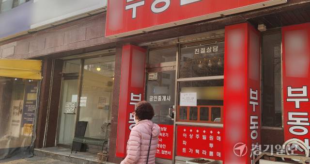 수원시의 한 부동산 창문에 현 위치 상가를 임대한다는 내용의 ‘임대 문의’ 종이가 붙어있다. 이연우기자