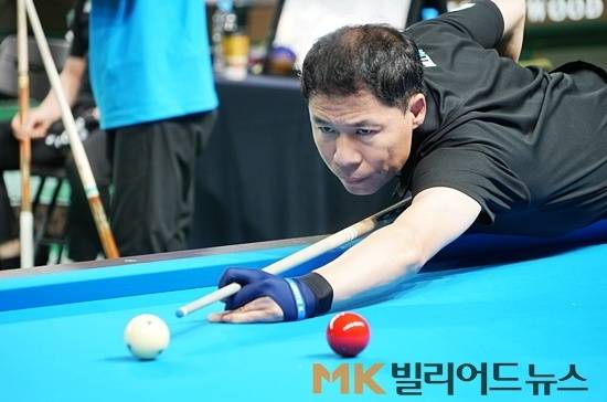 허정한이 19일 경남고성군수배전국당구대회 32강전 김현종과의 경기에서 하이런 21점을 기록했다.